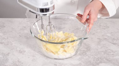 Adım adım. Fünyeli kek pişirmek için karıştırma kabındaki malzemeleri karıştırıyorum..