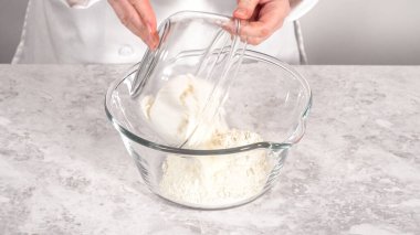 Adım adım. Fünyeli kek pişirmek için karıştırma kabındaki malzemeleri karıştırıyorum..