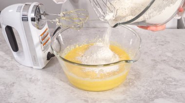 Adım adım. Fünyeli kek pişirmek için karıştırma kabındaki malzemeleri karıştırıyorum..