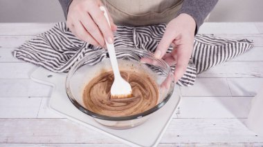 Çikolata ahududu kekleri için ev yapımı çikolatalı ganache hazırlıyorum..