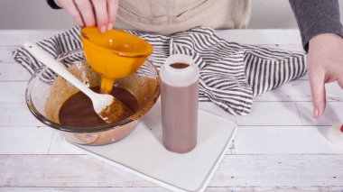 Çikolata ahududu kekleri için ev yapımı çikolatalı ganache hazırlıyorum..