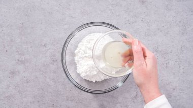 Düz yatıyordu. Adım adım. Beyaz jöleyi hazırlamak için karıştırma kabındaki malzemeleri karıştırıyorum..