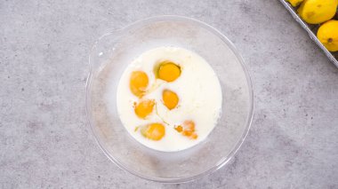 Düz yatıyordu. Adım adım. Limonlu kek hazırlamak için karıştırma kabının içindeki malzemeleri karıştırıyorum..