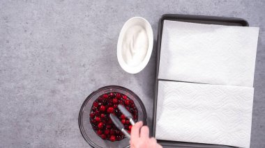 Düz yatıyordu. Adım adım. Yaban mersinlerini organik yaban mersinleri ve beyaz şekerle hazırlıyorum..