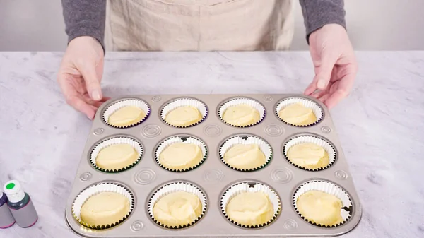 Step Step Scooping Cupcake Batter Foil Cupcake Liners Bake Vanilla — Stock Photo, Image