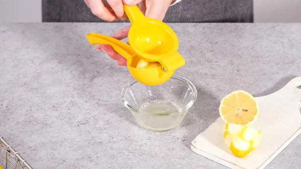 Steg För Steg Kläm Färska Citroner För Bakning Citron Tranbär — Stockfoto