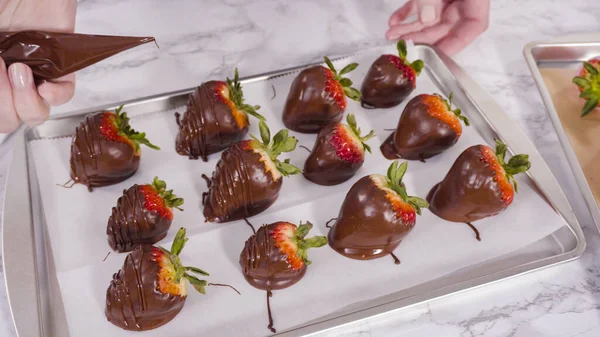 Schritt Für Schritt Schokolade Erdbeeren Mit Beträufelter Schokolade Garnieren — Stockfoto
