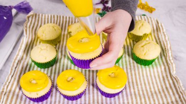 Adım adım. Mardi Gras kutlaması için kremalı İtalyan kremalı vanilyalı kek..