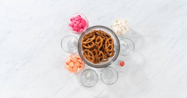 Düz yatıyordu. Çikolata kaplı çubuk kraker hazırlamak için cam karışımında ölçülmüş malzemeler..