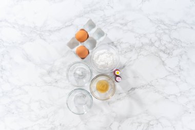 Paskalya kurabiyesi pişirmek için cam karıştırma kabında ölçülmüş malzemeler..