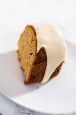 Ev yapımı yumurtalı keki yumurta likörüyle dilimliyorum..