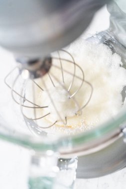 Paskalya kurabiyesi pişirmek için mutfak mikseri malzemelerini karıştırıyorum..