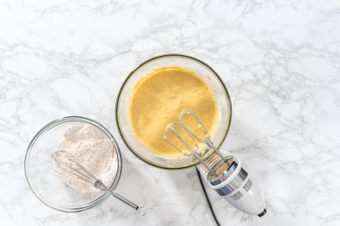 Düz yatıyordu. Malzemeleri karıştırıcı ile karıştırarak büyük bir karıştırma kabında yumurta likörü pişirmek..