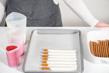 Çubuk krakerleri eritilmiş çikolatayla silikon bardağa batırıp Sevgililer Günü 'nde çikolata kaplı çubuk çubuk çubuklar yapmak..