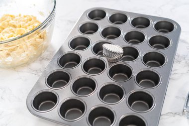 Hamur kepçesiyle kek hamuru pişirip kek tepsisine koymak ve kremalı mini vanilyalı kek pişirmek..