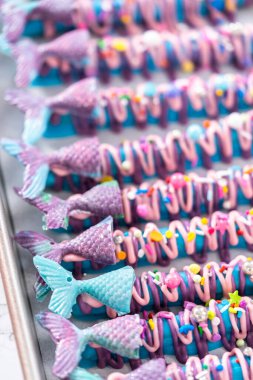 Deniz kızı çikolata çubukları pembe ve mor çikolata serpiştirilmiş ve serpiştirilmiş..