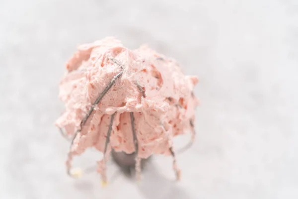 イチゴのバタークリームの霜降りで満たされたスタングロンキッチンミキサーから泡立て器 — ストック写真