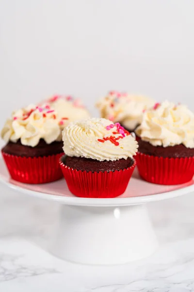 Frissen Sült Bársony Cupcakes Fehér Csokoládé Ganache Cukormázzal Díszített Szórófejek — Stock Fotó