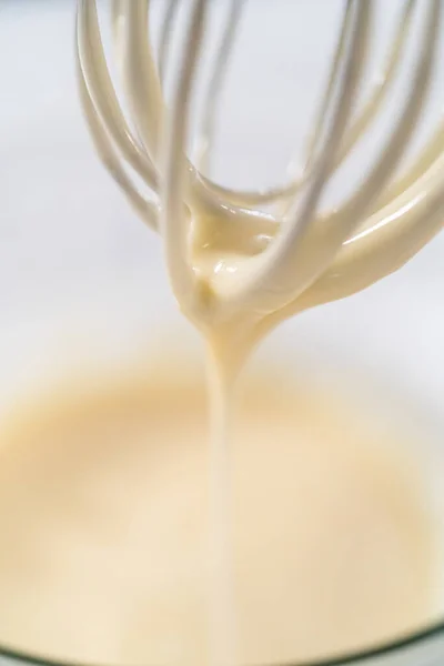 Míchání Ingrediencí Ruční Whisk Aby Vaječný Koňak Glazura — Stock fotografie