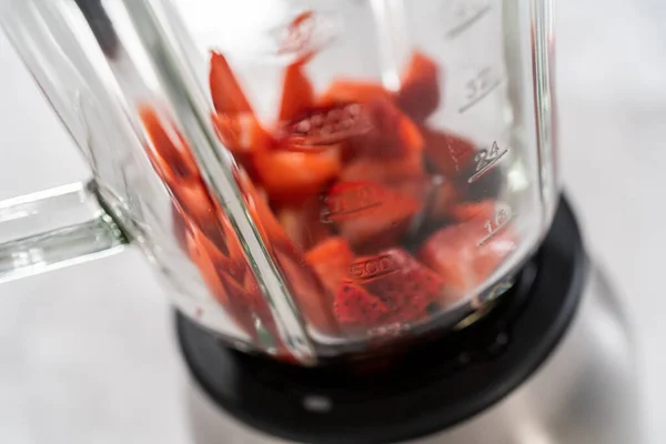 Amestecarea Căpșunilor Proaspete Într Blender Bucătărie Pentru Pregăti Înghețarea Cremei — Fotografie, imagine de stoc