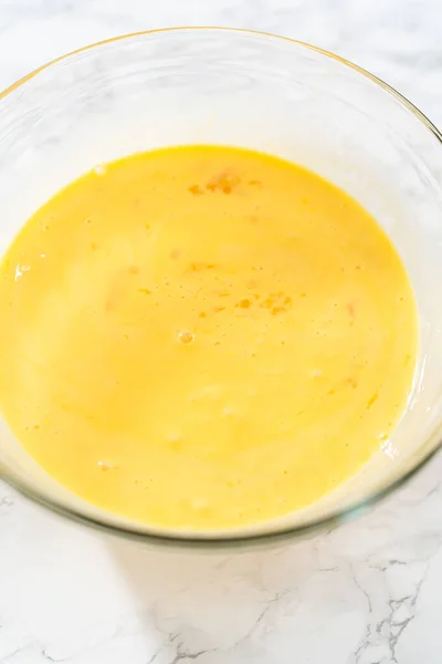 Islak Malzemeleri Büyük Bir Bardakta Karıştırıp Yumurta Likörü Pişirmek Için — Stok fotoğraf