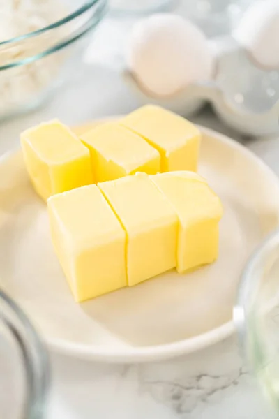 Bardaktaki Ölçülü Malzemeler Mini Vanilyalı Kekler Pişirmek Için Karıştırma Kabı — Stok fotoğraf