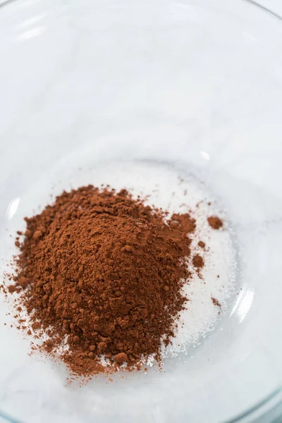 Míchání Ingrediencí Skleněné Míse Pečení Čokoládových Sušenek — Stock fotografie