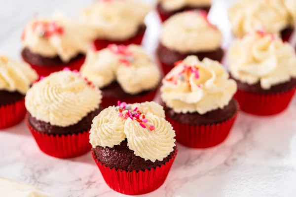 Potrubí Bílá Čokoláda Ganache Poleva Vrcholu Červených Sametových Cupcakes Polevy — Stock fotografie