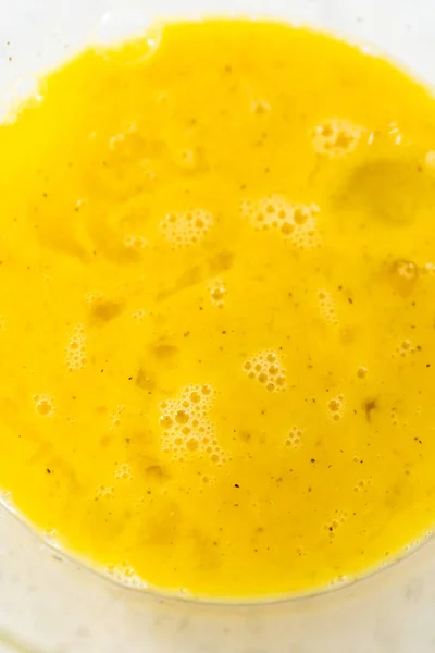 Kahvaltılık Börekleri Yumurta Tatlı Patatesle Hazırlamak Için Karıştırma Kabındaki Malzemeleri — Stok fotoğraf