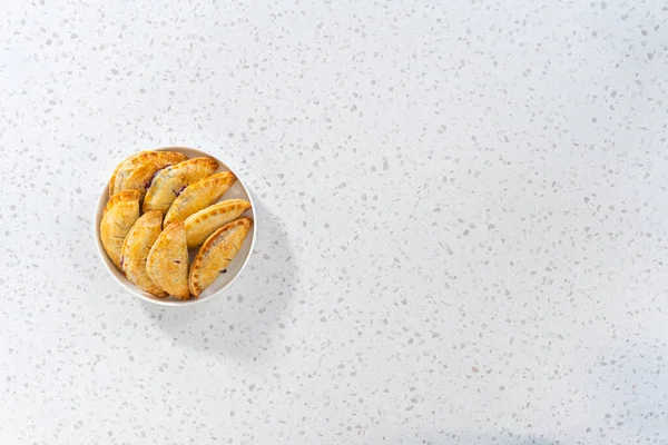 Плоский Лежал Свежеиспеченные Сладкие Эмпанады Черникой Кухонном Столе — стоковое фото
