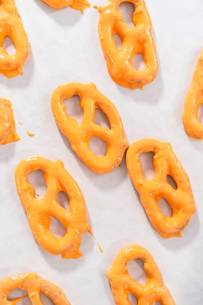 Dipping Pretzels Twists Melted Chocolate Make Chocolate Covered Pretzel Twists — Stock Photo, Image