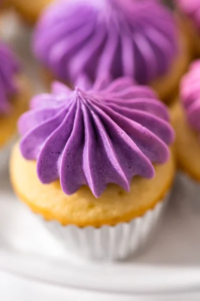 Mini Cupcakes Vainilla Recién Horneados Con Glaseado Crema Mantequilla Rosa — Foto de Stock