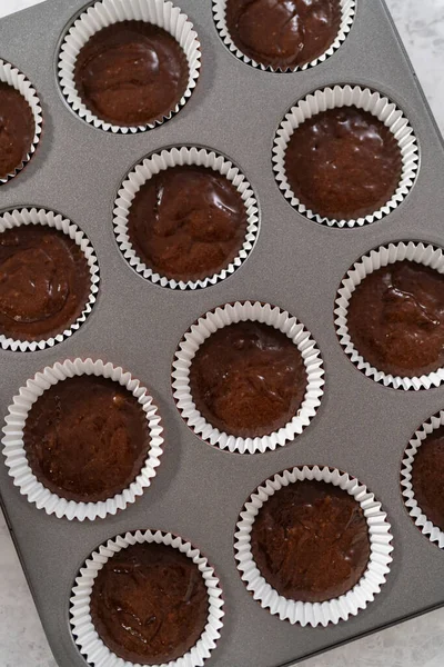 Σκεπάστε Μείγμα Cupcake Στα Cupcake Για Φτιάξετε Cupcakes Σοκολάτας — Φωτογραφία Αρχείου