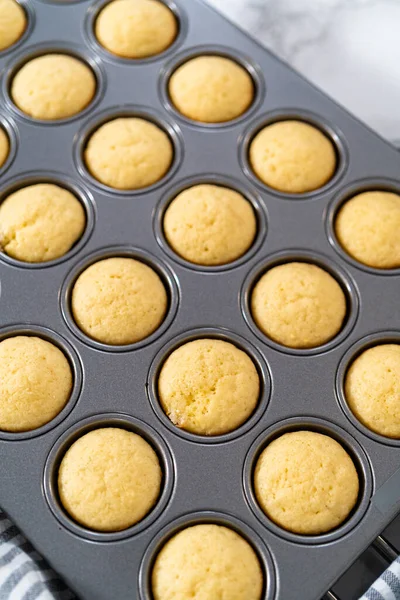 Mini Cupcakes Vanille Fraîchement Cuits Sur Comptoir Cuisine — Photo