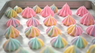 Adım adım. Taze pişmiş tek boynuzlu at meringue kurabiyeleri ve bir parşömen kâğıdı..
