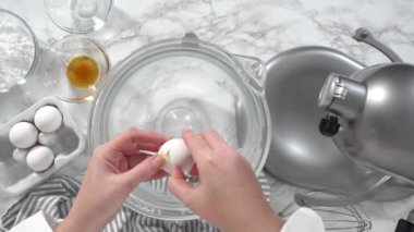 Zaman aşımı. Adım adım. Düz yatıyordu. Tek boynuzlu at kurabiyeleri pişirmek için mutfak mikserinde krema yapıyorum..
