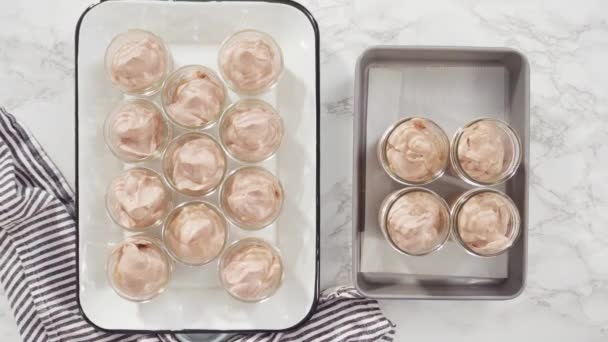 Плоский Лежал Шаг Шагом Сбор Домашнего Шоколадного Мороженого Стеклянные Банки — стоковое видео