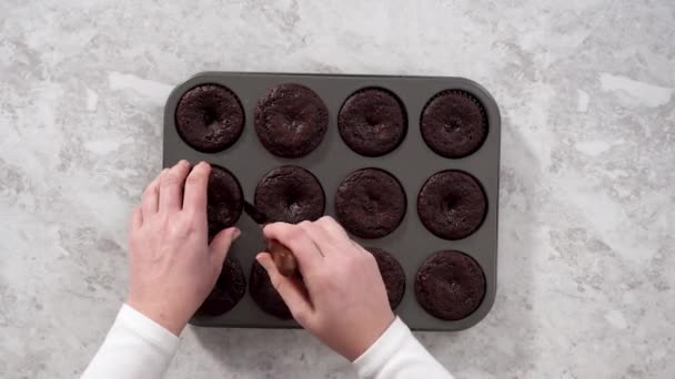 Tiden Går Ett Platt Ligg Fyllning Chokladmuffins Med Choklad Ganache — Stockvideo