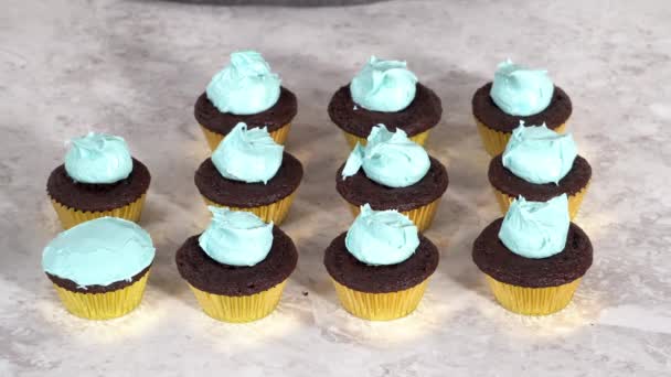 Χρονικό Διάστημα Διακόσμηση Cupcakes Σοκολάτας Βουτυρόκρεμα Και Καραμέλα Ουράνιο Τόξο — Αρχείο Βίντεο