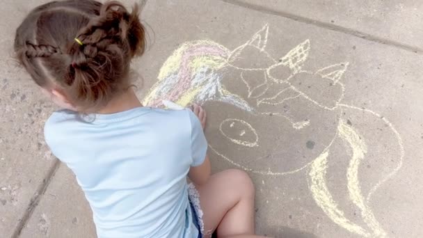 Dívka Kreslí Křídu Umění Příjezdové Cestě Letní Den — Stock video