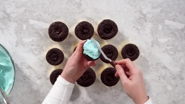 Tiden Går Ett Platt Ligg Dekorera Chokladmuffins Med Smörkräm Glasyr — Stockvideo