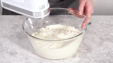 Tek boynuzlu at gökkuşağı çikolatalı kek yapmak için marketten alınmış krema kreması hazırlıyorum..