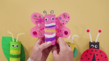 Kağıt işleri projesi. Boş tuvalet kağıtlarından yapılmış renkli böcekler.