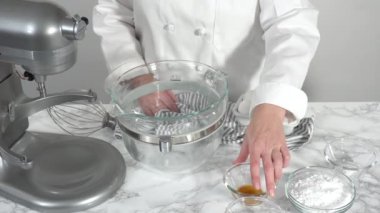 Adım adım. Tek boynuzlu at kurabiyeleri pişirmek için mutfak mikserinde krema yapıyorum..