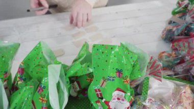 Zaman aşımı. Adım adım. Ev yapımı şekerleme ve kurabiyeleri Noel hediyesi kutusuna koymak.