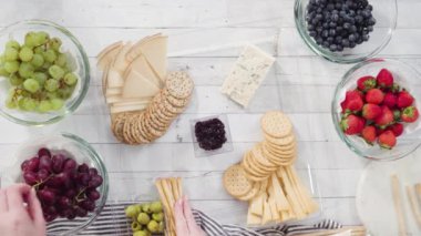 Düz yatıyordu. Adım adım. Taze meyve, gurme peynir ve kraker ile peynir tabağı hazırlıyorum..