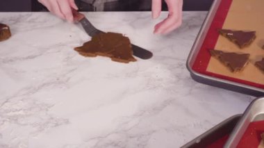 Adım adım. Zencefilli kurabiye hamurundan Noel kurabiyeleriyle şekiller kesiyorum..