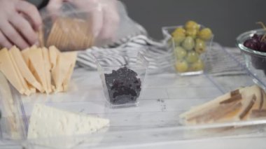 Adım adım. Taze meyve, gurme peynir ve kraker ile peynir tabağı hazırlıyorum..