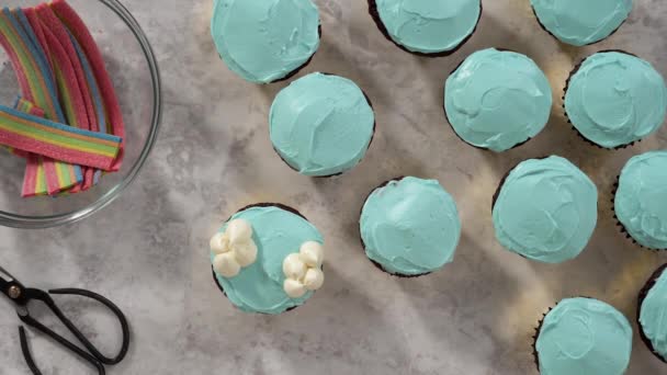 Deitado Decoração Cupcakes Chocolate Com Cobertura Creme Manteiga Doces Arco — Vídeo de Stock