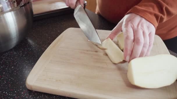 オーブンでベーキングシート上のジャガイモのウェッジを準備 — ストック動画
